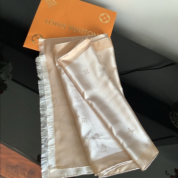 BEAUTIFUL Authentic LV silk scarf  🌷🌷🌷 - Picture 15 of 16
